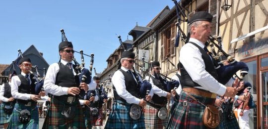 PIPES & DRUMS OF GENEVA (CH) – ITINERANT